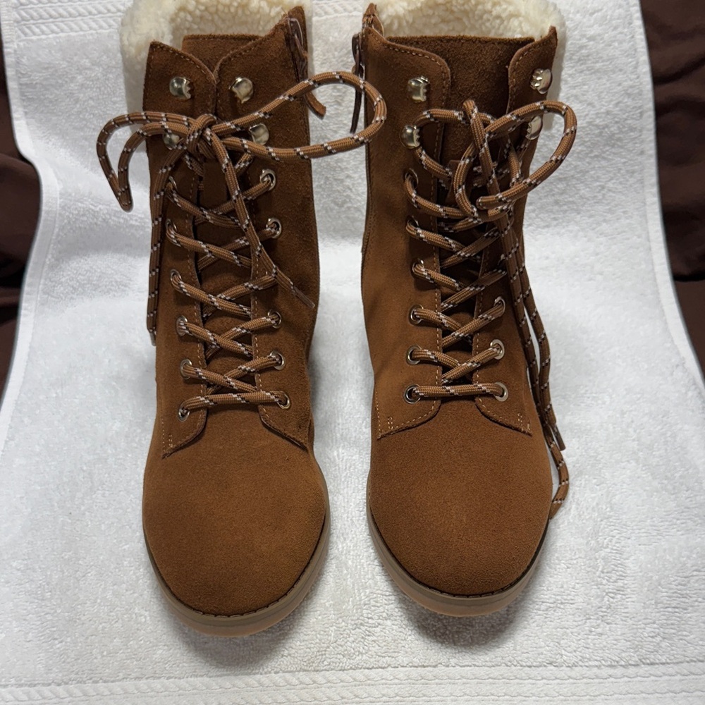 “Violet & Red” brown suede ankle boots